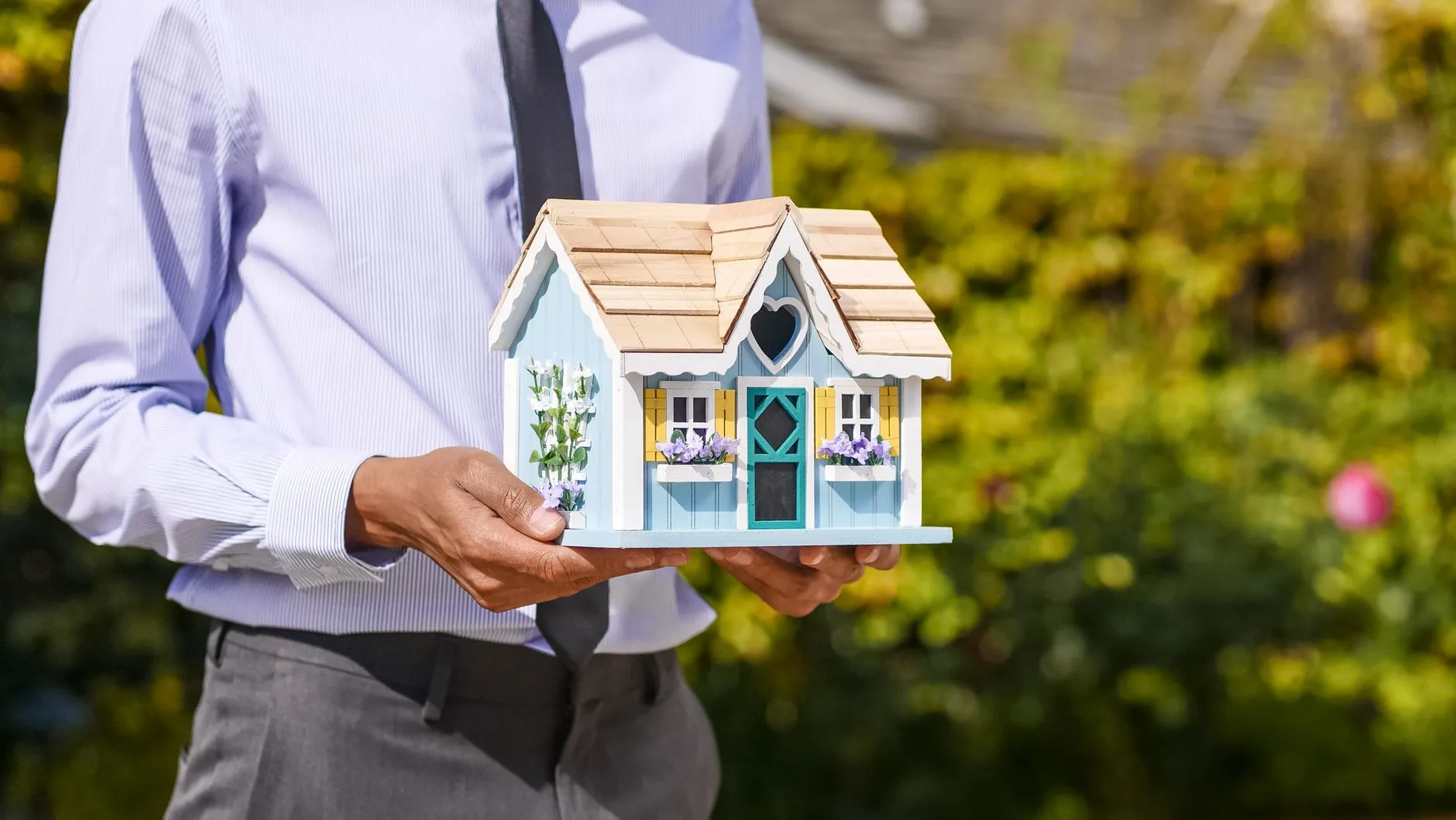 Can I Buy a House Alone? What Lenders Look For
