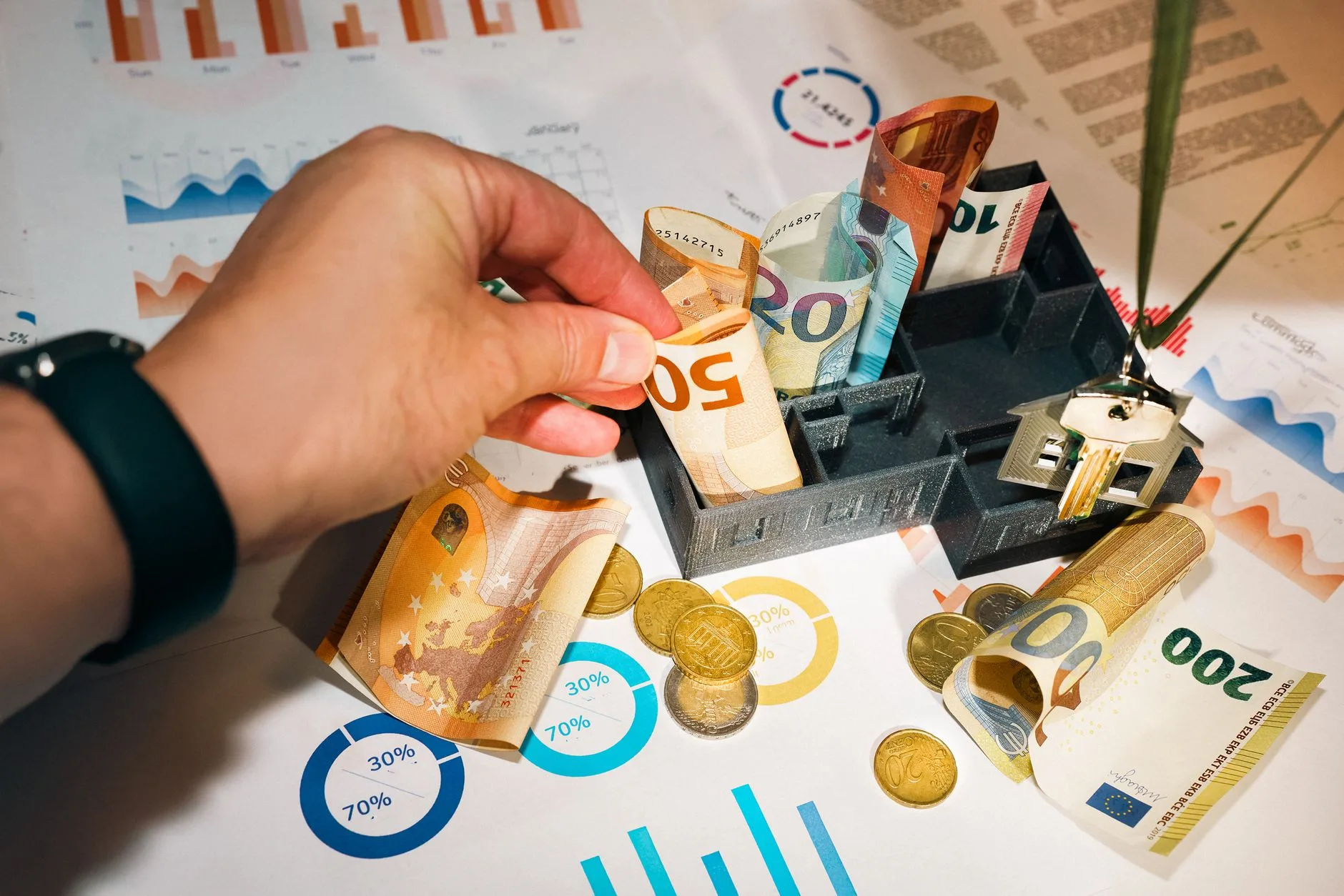 Cash-Out Refinance vs HELOC: Key Differences, Costs, and Which Option Fits Best